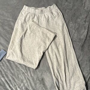 there is a small hole on the butt but if you roll them you cannot see it